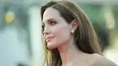 Angelina Jolie intentó convertirse en modelo a los 11 años, tras años de que le negaran oportunidades, fue hasta el filme Hackers donde obtuvo su papel principal.