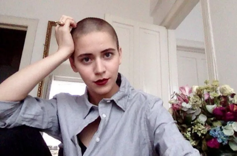 Hay transformaciones arriesgadas… y la de Tessa Ia, quien impactó al publicar una foto de su nueva apariencia.