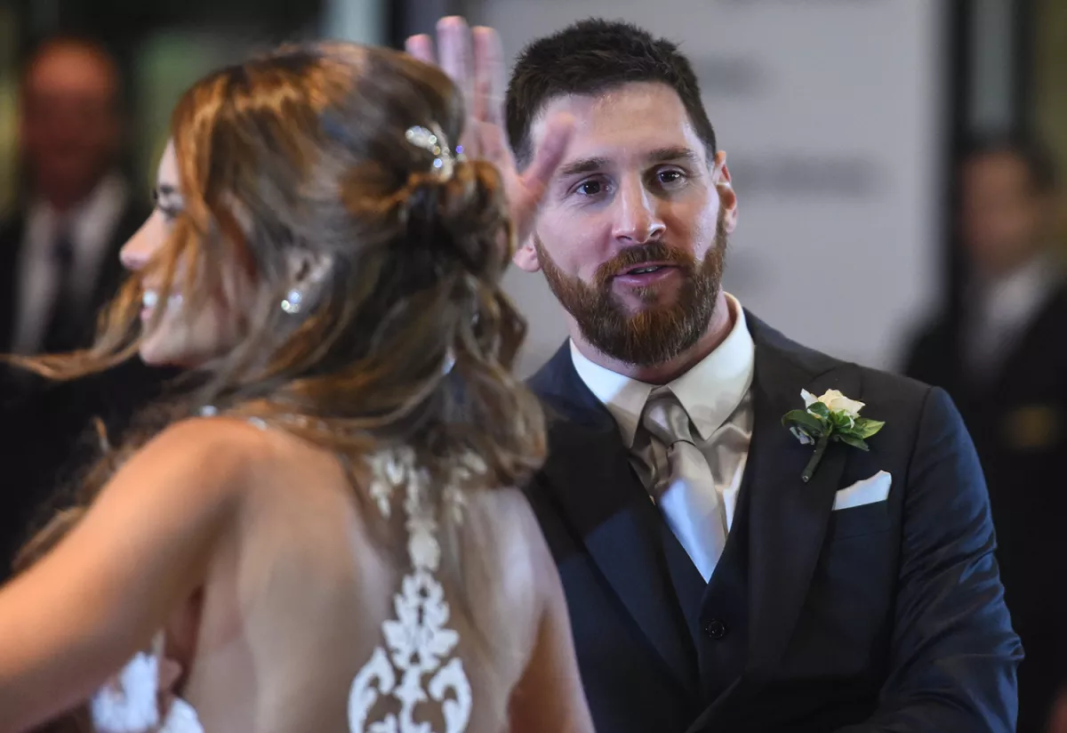 Para su boda con Lionel Messi, Antonella Roccuzzo eligió un diseño Rosa Clará.