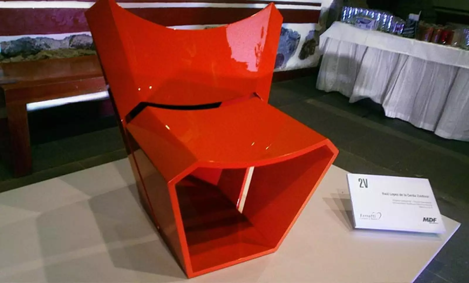 10.	2V es una silla hecha con MDF, cuya forma está inspirada en la letra “V. Diseño: Raúl López de la Cerda Zaldívar.