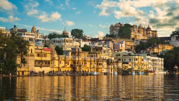 El lago Pichola, frente al palacio de la ciudad de Udaipur, India.
