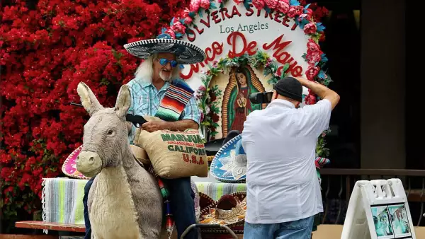 A un visitante se le toma una foto en la calle Olvera, una calle peatonal histórica y un mercado mexicano el 5 de mayo de 2025 en Los Ángeles, California.