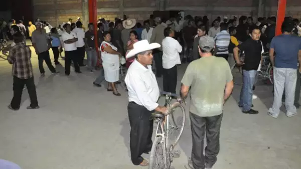 pobladores retienen a un alcalde