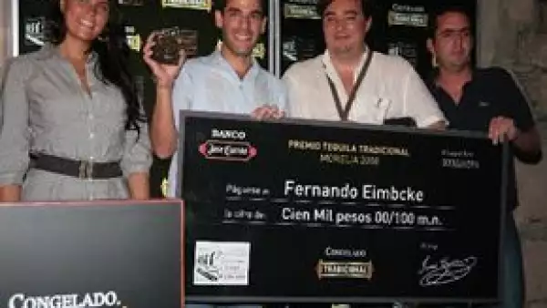 El cineasta mexicana recibió 100 mil pesos como parte del Premio Cuervo, el cual busca estimular la creatividad en el cine.