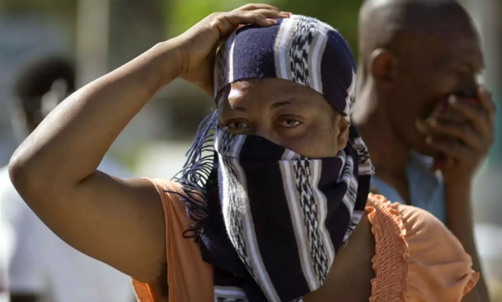 El mal olor de los cuerpos que permanecen aún en las calles obligó a los haitianos a cubrirse el rostro con pañuelos, algunos más usan pasta dental en las fosas nasales.