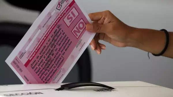 pregunta de la consulta popular (imagen de una persona votando en la consulta popular 2021 en México)