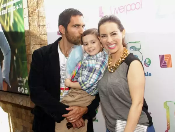 La familia feliz. Iam "convenció" a sus papás de finalmente darle un hermanito.