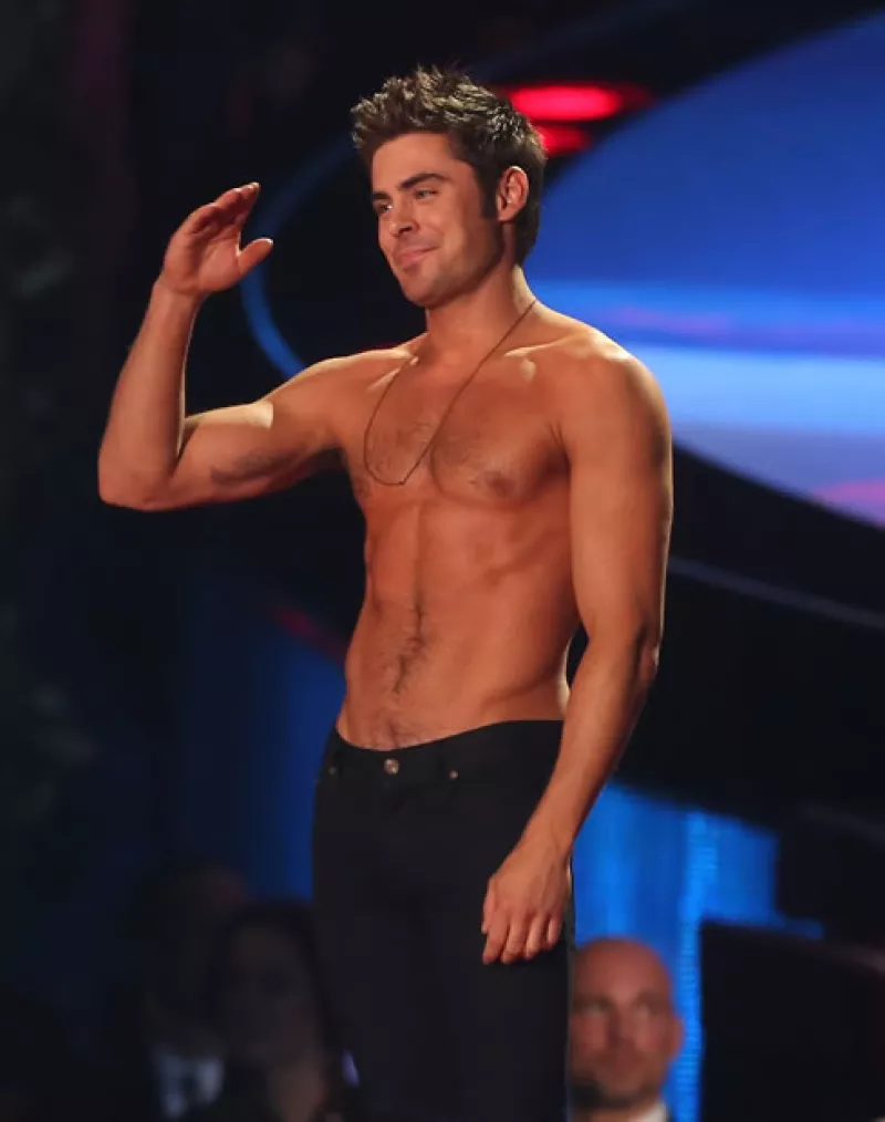 Además de hacerlo con su talento, ellos robaron el aliento a sus fans al mostrar su torso desnudo por diferentes circunstancias este año. Zac Efron y Justin Bieber fueron los más famosos.