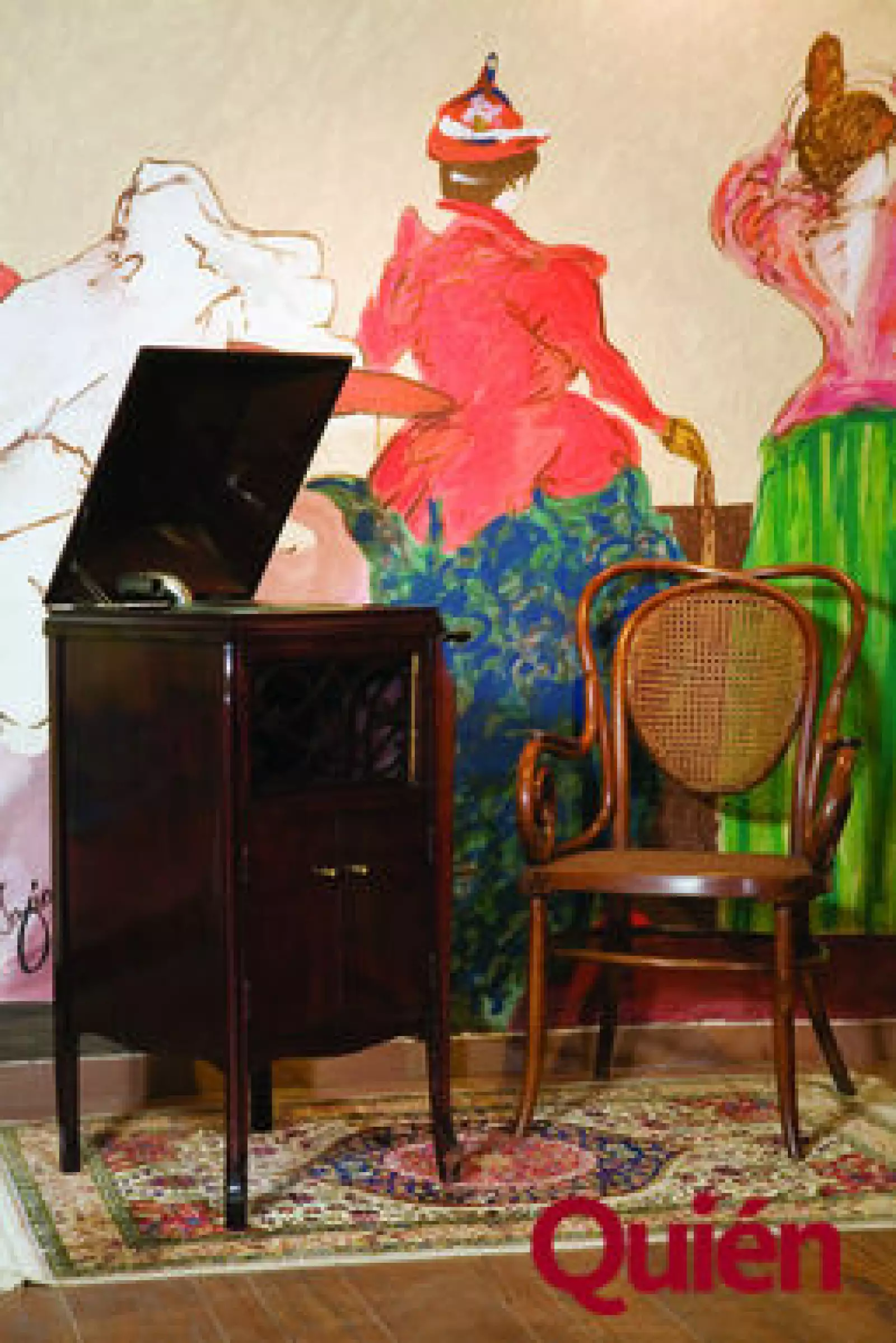 Silla y tocadiscos de Patrice Mulard