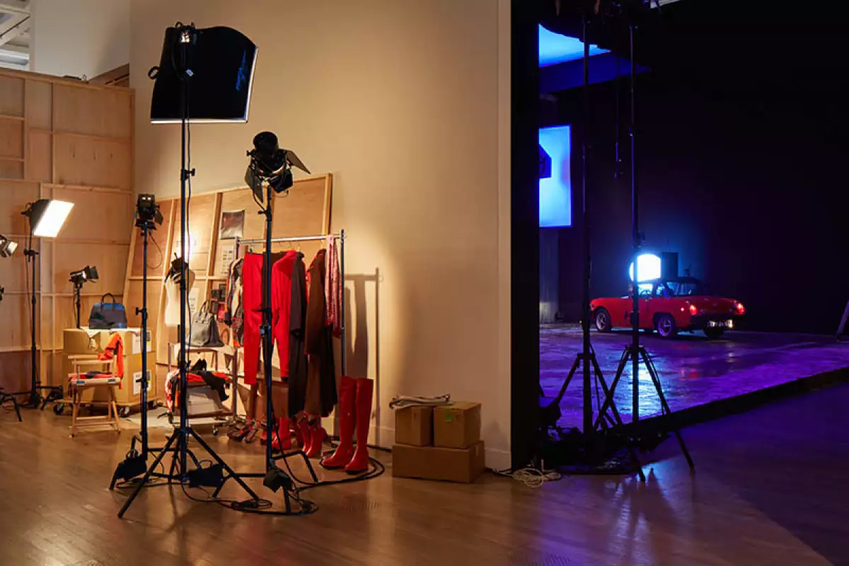 Avec Elle_Stage 5 and Backstage_The Lover's Flashback ©Nacása & Partners Inc. Courtesy of Hermès Japon