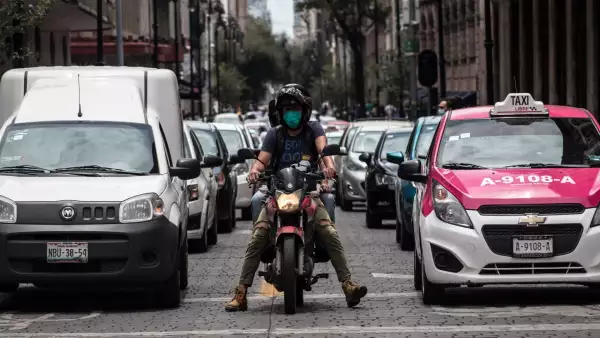 Luego de que el semáforo epidemiológico cambiara de rojo a naranja, se ha registrado un incremento de tránsito en las calles del Centro de la Ciudad de México.