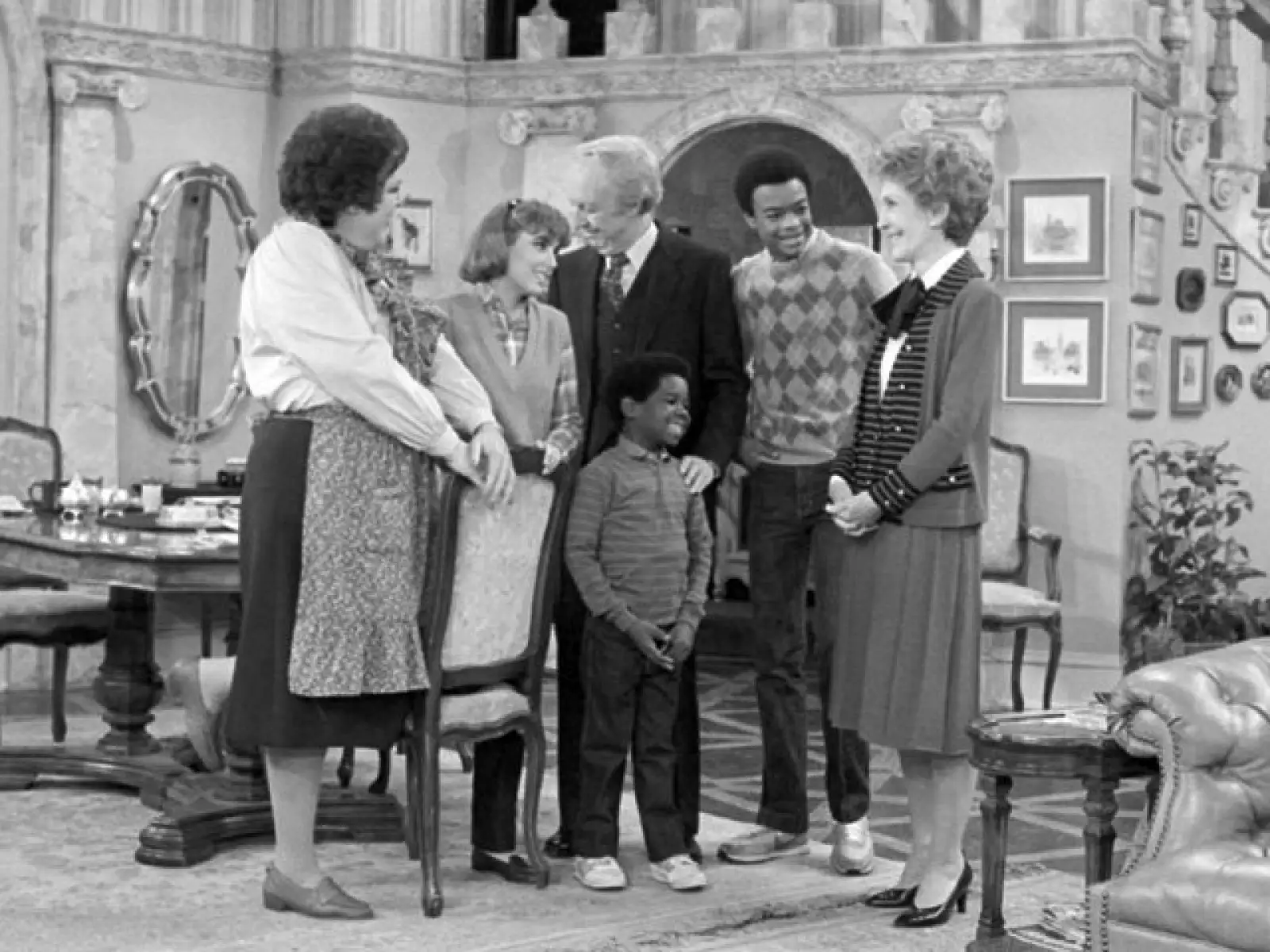 La primera dama Nancy Reagan con los actores de la serie en su set de Los Ángeles, luego de su aparición en el show en 1983. En la foto: Mary Jo Catlett, Dana Plato, Conrad Bain, Todd Bridges y Gary Coleman.