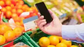 Algunos usuarios comparan precios en una tienda a través de sus teléfonos inteligentes. (Foto: Getty Images)