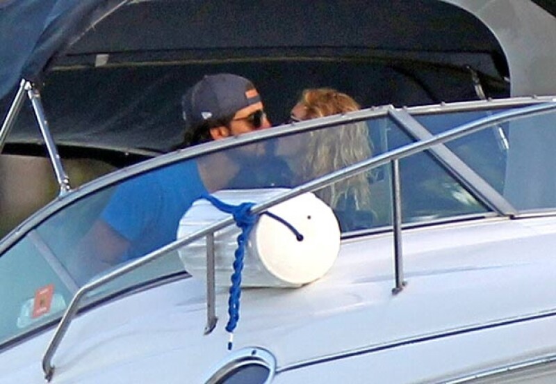 Paulina Rubio fue captada besando a su novio en Miami.