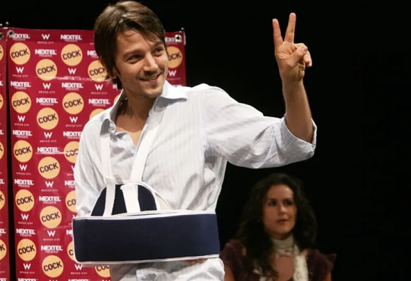 A partir de este sábado, el actor vuelve a escena luego de que fuera operado del brazo tras caer del escenario.