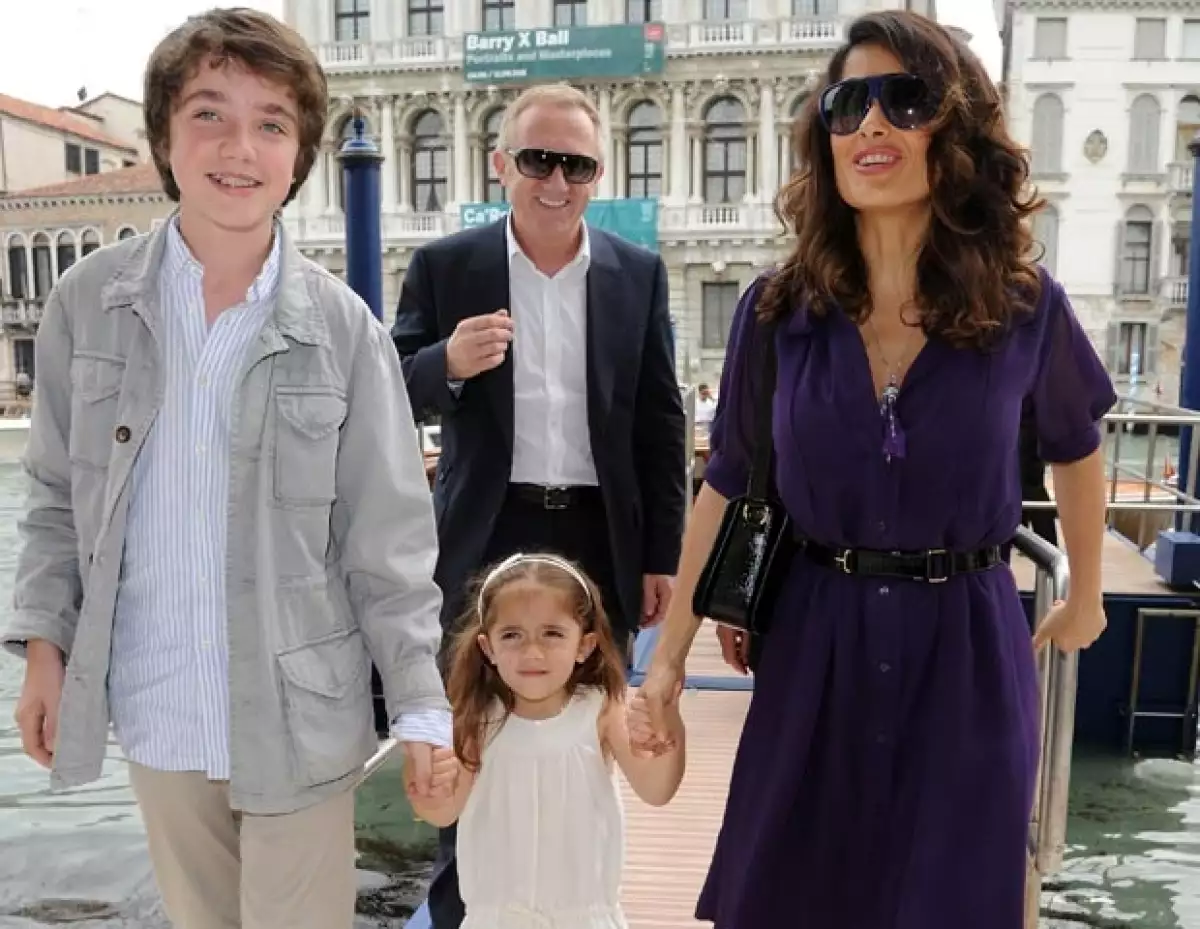 Sin importar cuál sea el destino, Salma procura involucrar a todos los miembros de la familia. En esta imagen, los Pinault-Hayek llegan a la Bienal de Arte en Venecia en 2011, en el Palazzo Grassi. El chico es François, el hijo mayor de Pinault.