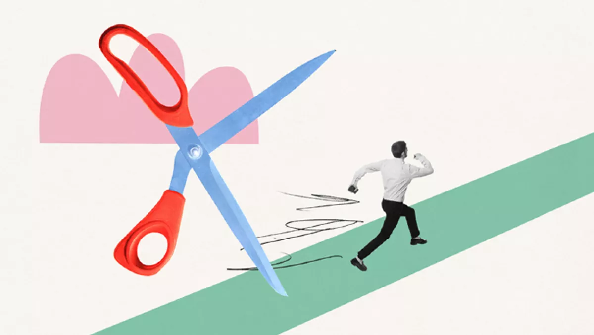 Ilustración de unas tijeras gigantes abiertas persiguiendo a un hombre que corre a toda velocidad.