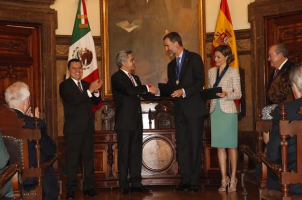 Mancera estrechando la mano de Felipe de España.
