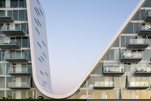 The Wave (2003-09) por Arquitectos Henning Larsen Architects en Vejle, Dinamarca