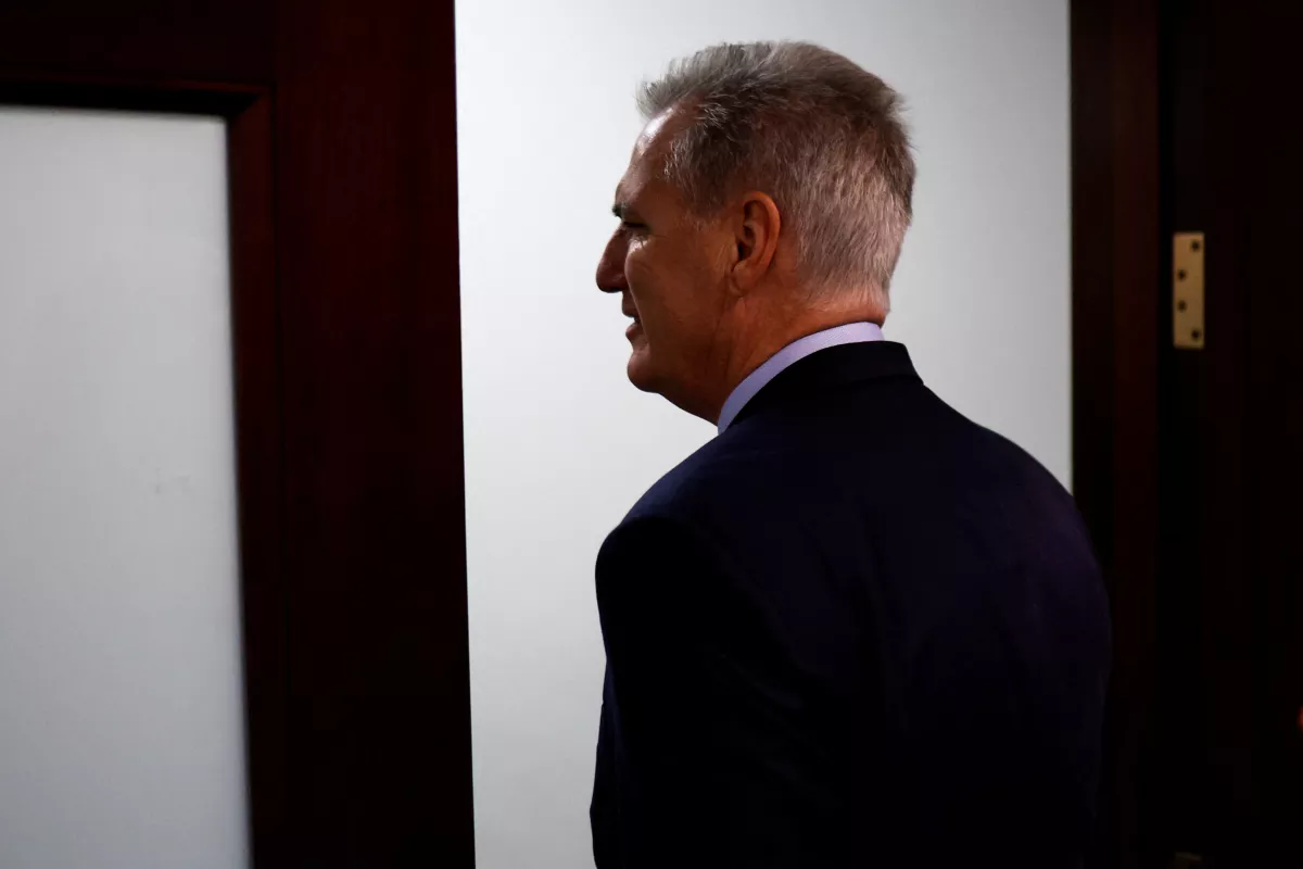 El presidente de la Cámara de Representantes de los Estados Unidos, Kevin McCarthy (R-CA), llega a una reunión de la conferencia republicana de la Cámara de Representantes, donde se espera que discutan un intento del representante Matt Gaetz (R-FL) de expulsarlo de la presidencia, en el Capitolio de los Estados Unidos en Washington, EE. UU., el 3 de octubre de 2023.