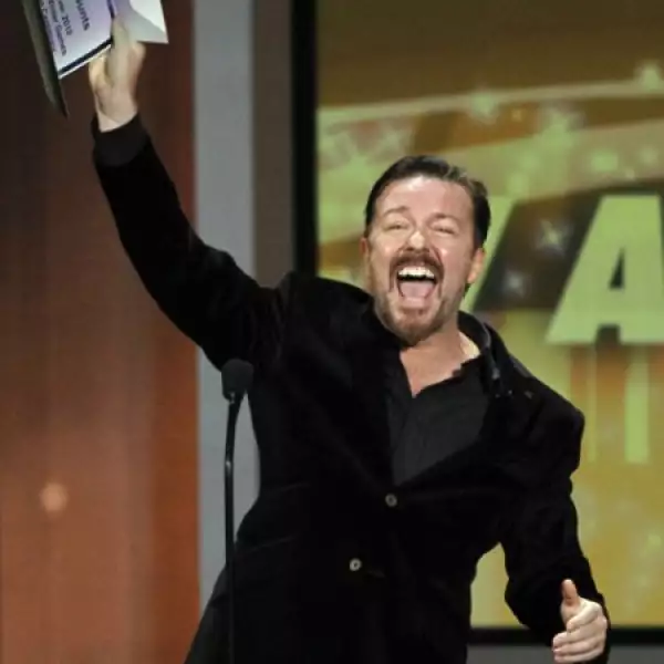 La reacción de Ricky Gervais  al dar a concocer a la mejor dirección de un programa de variedad o musical.