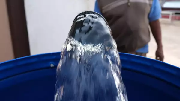 Vecinos de la colonia Agrarista reciben el suministro de agua del servicio de las pipas de agua.
