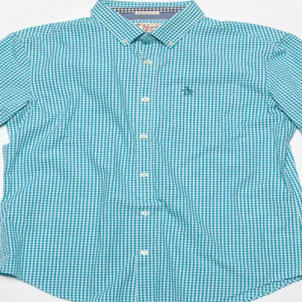 Camisas con tonos verdes, rojos, beige, azules y blanco dominan la temporada.