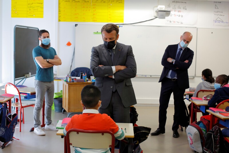 Luego de tres semanas de cierre por la pandemia, los centros de preescolar y primaria reabrieron este lunes en Francia, pero deberán mantener un estricto protocolo sanitario que conlleva la suspensión de una clase si se detecta un caso de COVID-19.