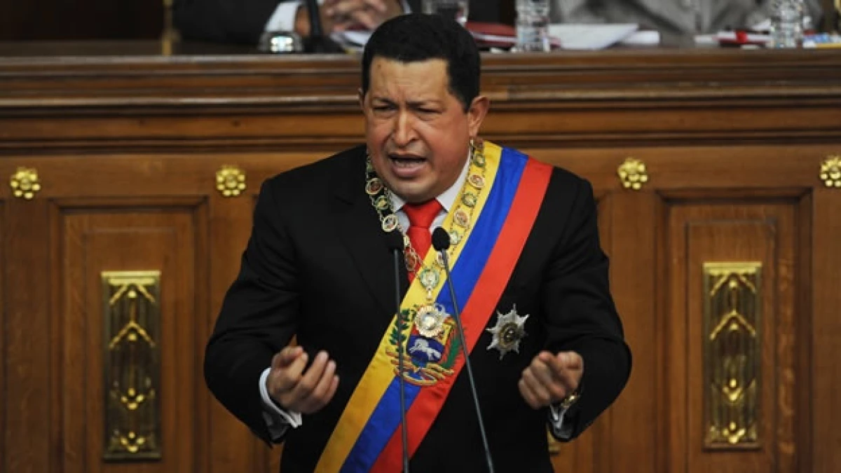 hugo chavez con banda presidencial