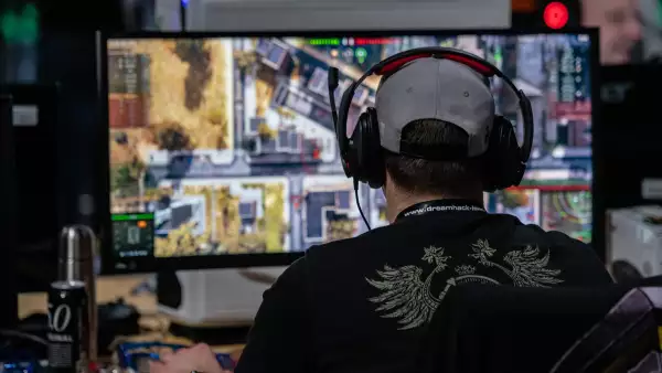 (Hombre jugando videojuegos en una computadora)