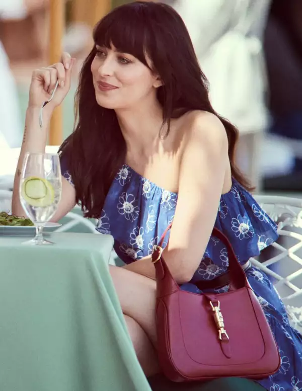 dakota-johnson-gucci-bolso-jackie-1961-elle-3-1673270457.jpeg