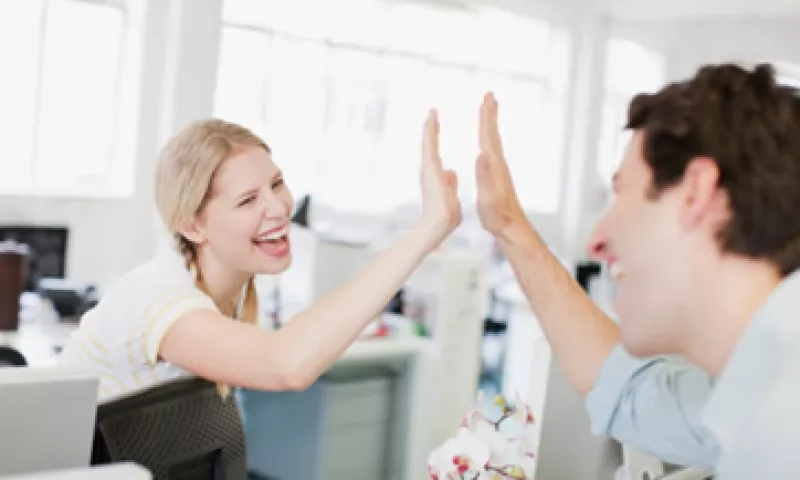 Los expertos te aconsejan evitar los favoritismos con tus amigos de la oficina.  (Foto: Getty Images)