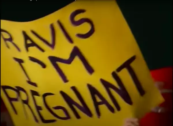 Kourtney Kardashian se inspiró en el clip de "All The Small Things" para anunciar su embarazo.