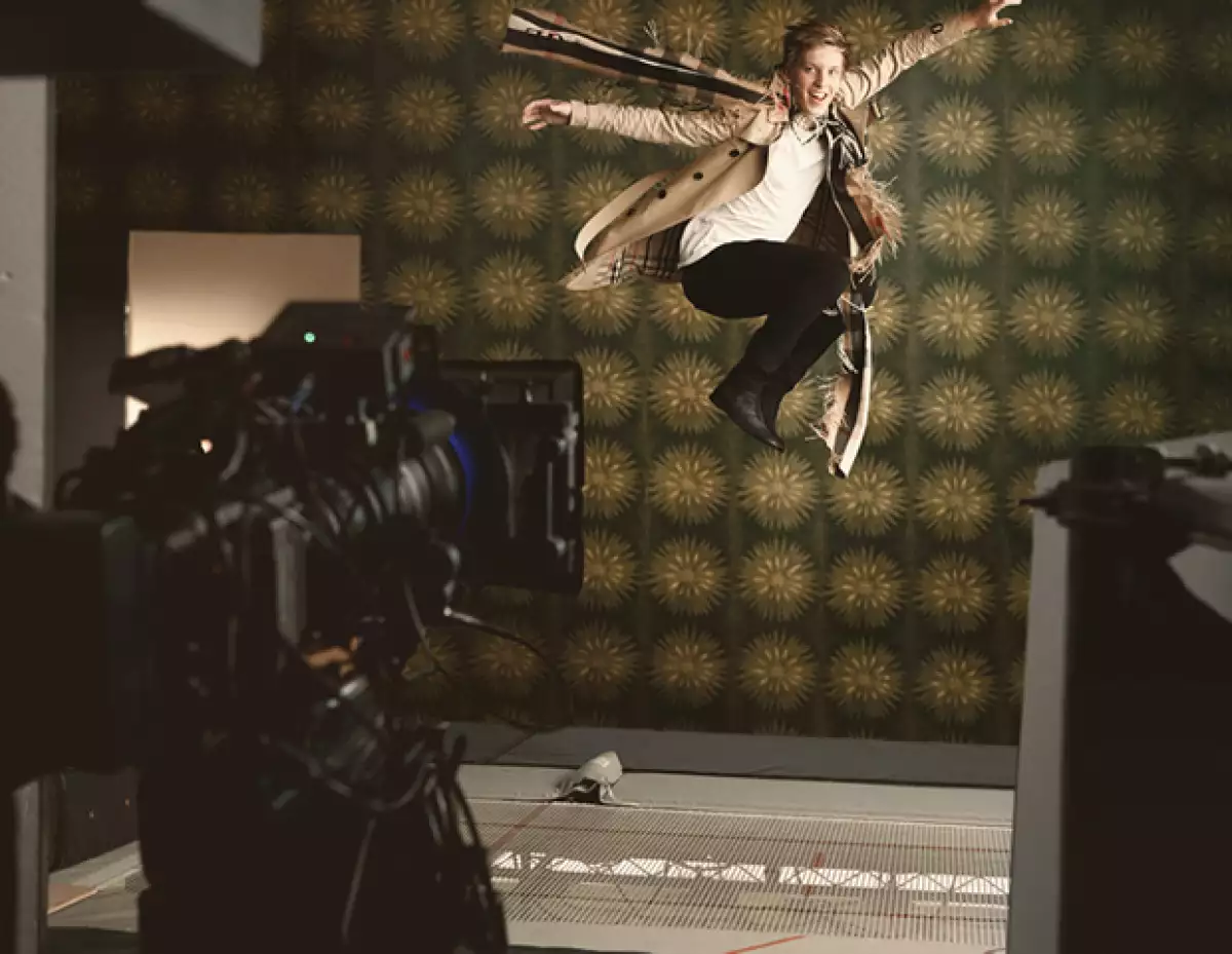 George Ezra en su primera campaña para Burberry, pero no como colaborador de la firma. Cantó en el show "Burberry in Los Angeles", el evento de la firma en Shanghai y el desfile de la colección masculina de Otoño Invierno 2014.