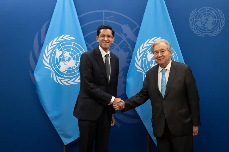 El secretario de Relaciones Exteriores, Roberto Velasco, saluda al secretario general de la ONU, António Guterres, en Nueva York.