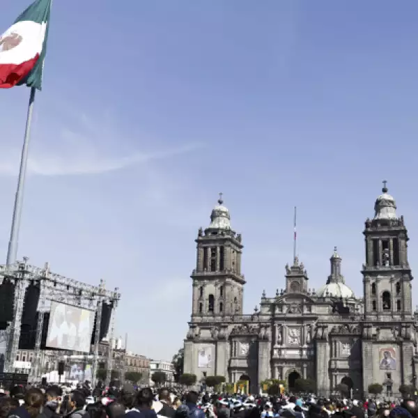 El mensaje del Papa en Palacio Nacional se transmitió a través de pantallas gigantes colocadas en el Zócalo por las autoridades.