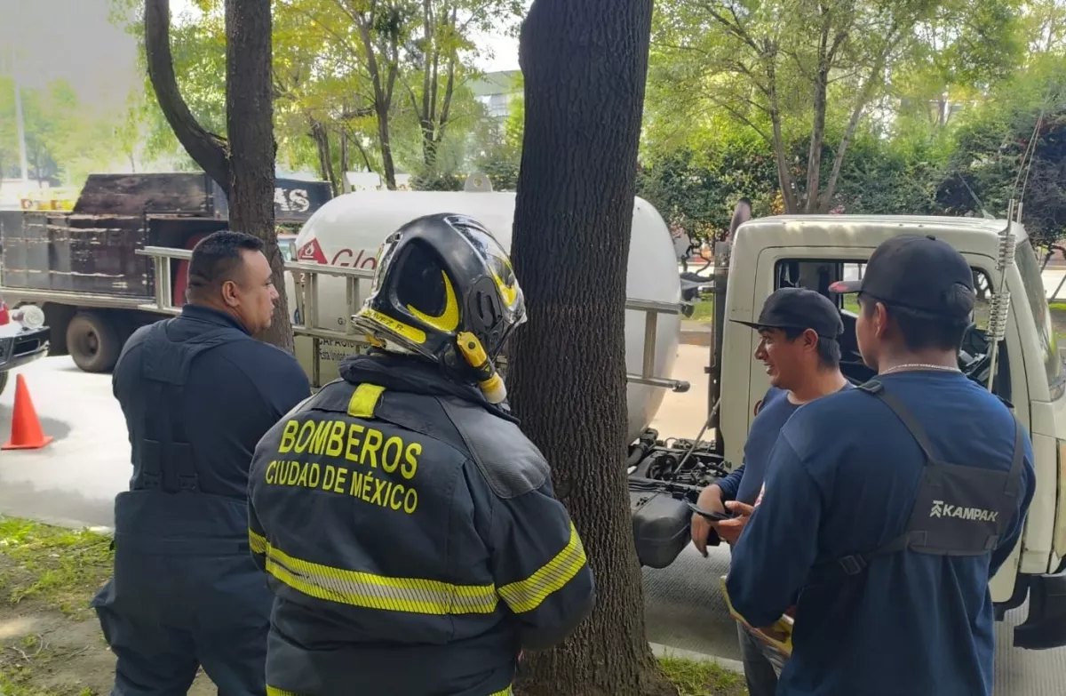 Otra fuga en pipa de gas en CDMX: bomberos atienden incidente en Circuito Interior