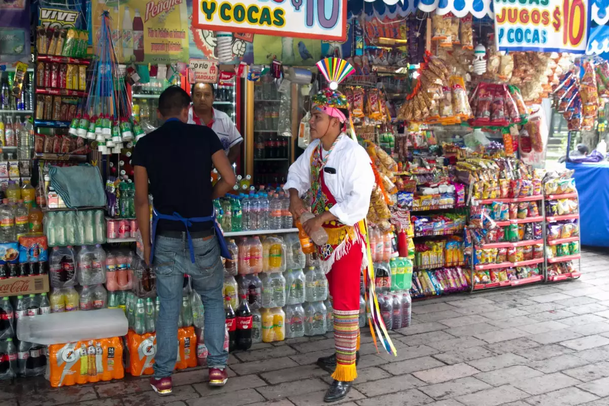 CIUDAD DE MÉXICO, 12SEPTIEMBRE2018.- Un volador de Papantla que ofrece esta danza aérea en las inmediaciones del Museo de Antropología compra los refrescos del día. Nuestro país encabeza la lista per capita del consumo de esta bebida azucarada a nivel mundial.  
FOTO: MOISÉS PABLO /CUARTOSCURO.COM