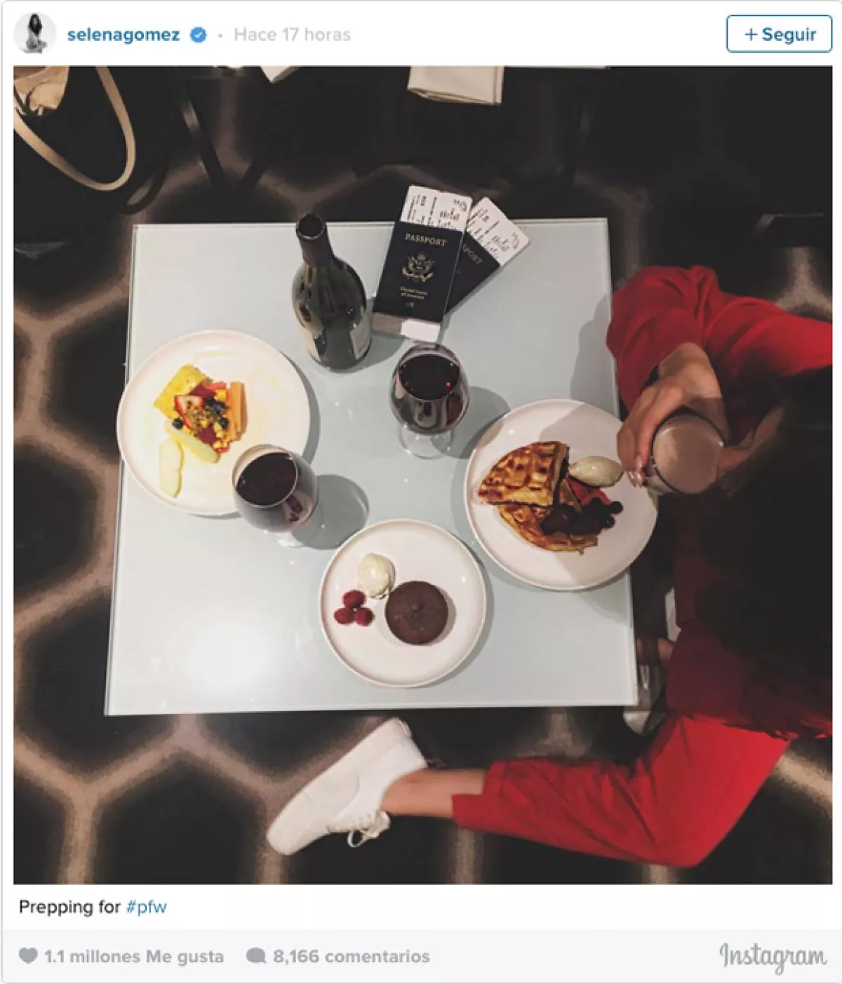 Durante su viaje, presumió su outfit y comida pre París Fashion Week.