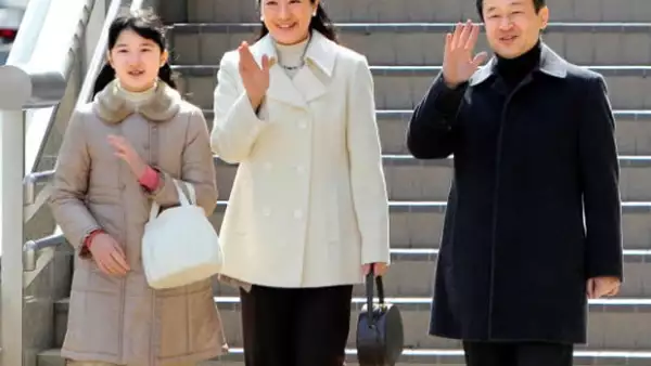 Después de varios años de vivir encerrada en su palacio con una grave depresión, la "princesa triste”, Masako, decidió asistir a la investidura del Príncipe Guillermo de Holanda como rey.