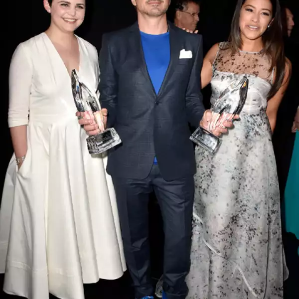 De muy buen humor, Robert posó junto a Ginnifer Goodwin y Gina Rodriguez, después de recibir su premio.