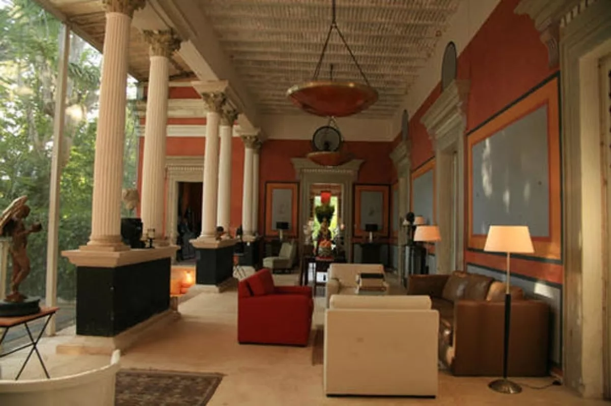 Por este pasillo, abierto hacia el sur, se distribuye de forma orgánica la energía de la casa.