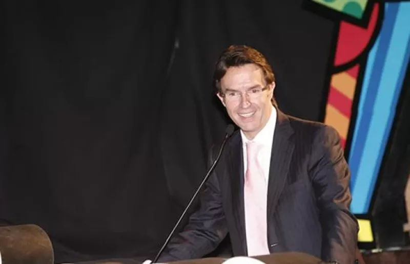 Durante su adolescencia, el presidente de Fundación Teletón quiso ser sacerdote, pero ahora, a sus 49 años, está a punto de contraer nupcias. Conoce más sobre su vida.