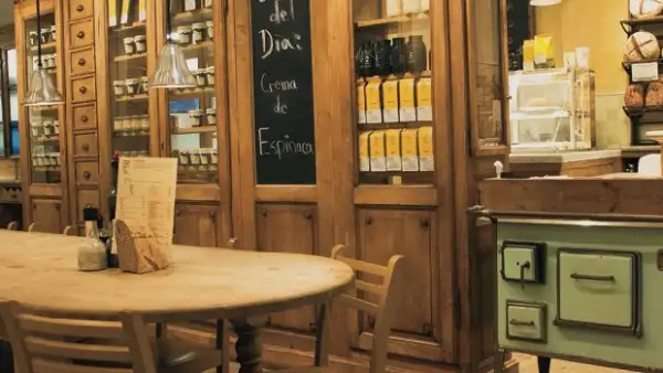 Acogedor, diseñado en madera traída desde Bélgica y con su propia panadería.