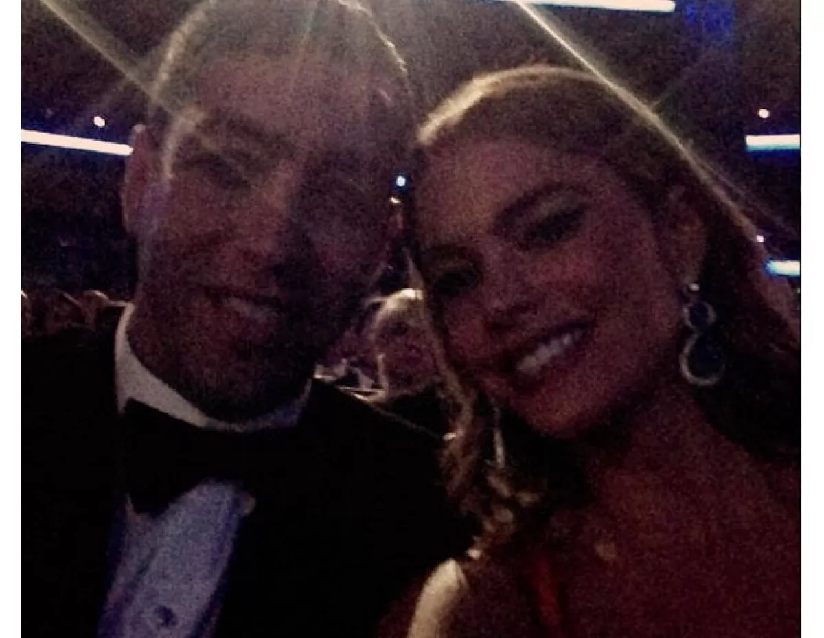 "Los Emmy están empezando", compartió la estrella colombiana en la imagen con Nick Leob.