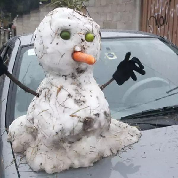 En la vía pública, algunas personas construyeron muñecos de nieve.