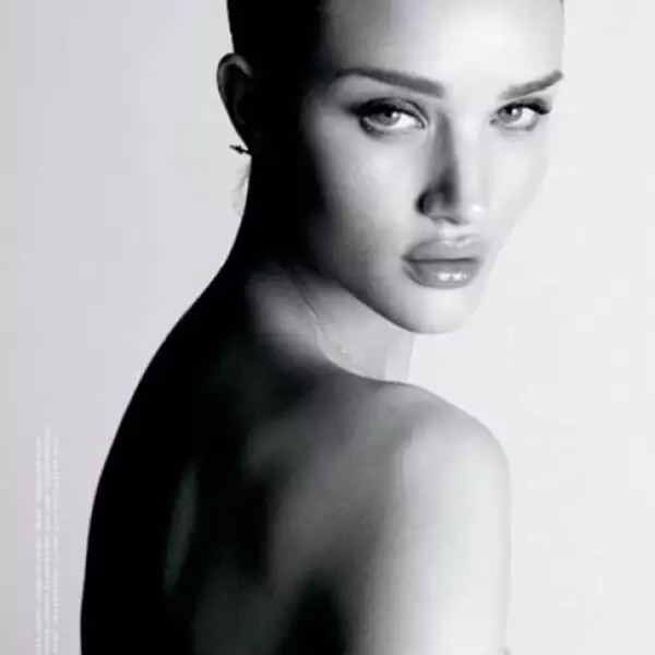 La modelo, Rosie Huntington posó topless para una revista en la que dejó ver sus encantos.