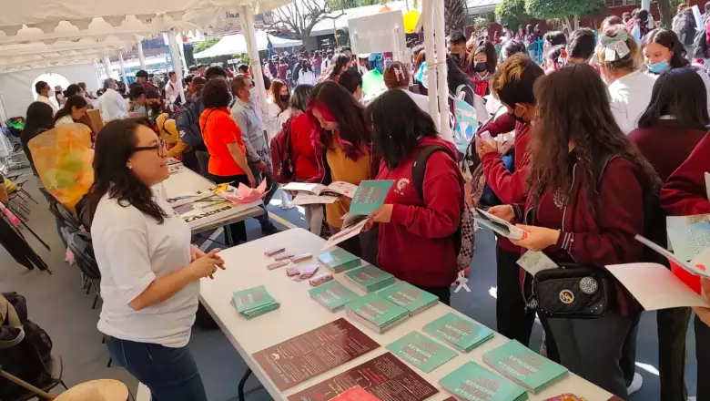 Imagen de trabajo en escuelas para informar y apoyar a los adolescentes de distintas zonas urbanas y comunitarias de Xochimilco.