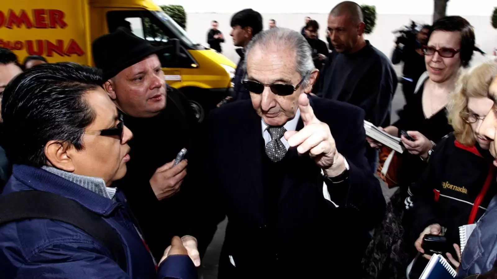 eduardo lizalde acude al funeral de juan gelman