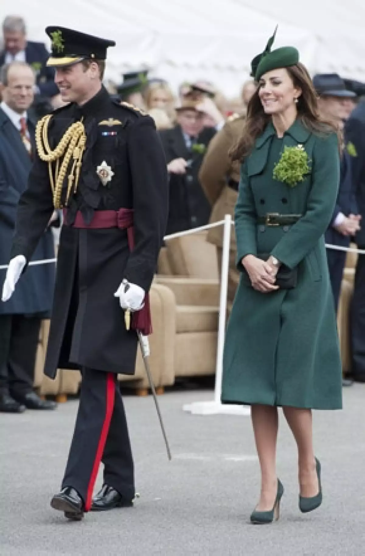 El día de hoy Kate y Guillermo asistieron a la tradicional ceremonia con la Guardia Irlandesa. Ella lució un característico atuendo verde y el príncipe vistió el uniforme de la armada británica.